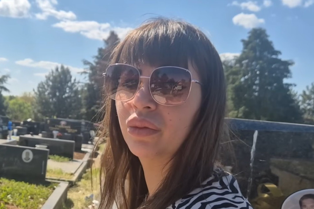 Miksi moli pokojnu babu za oproštaj zbog odnosa u rijalitiju! Marija skočila nasred groblja: Šali se, mama (VIDEO)