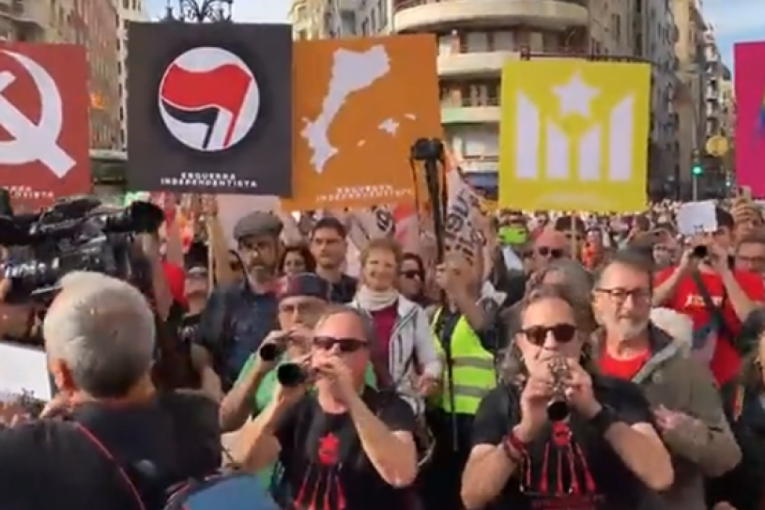 „Ko ne skače, taj je neprijatelj“: Primitivno skandiranje osvaja Evropu