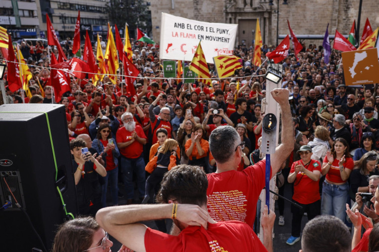 „Ko ne skače, taj je neprijatelj“: Primitivno skandiranje osvaja Evropu