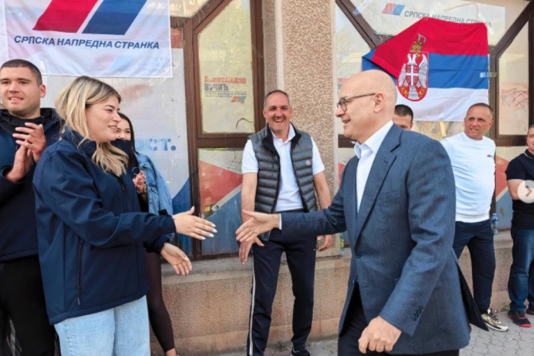 Lider naprednjaka Vučević u Vrbasu: Neka drugi pište i vrište, mi nastavljamo da brinemo o svim građanima (FOTO)
