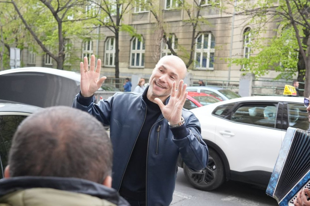 Prva šetnja Aleksandra Sofronijevića sa ćerkicom: Porodična fotografija o kojoj se priča! (FOTO)