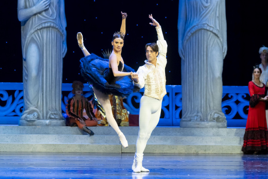 "Labudovo jezero" na Velikoj sceni Narodnog pozorišta: U ulozi princa Zigfrida velika međunarodna zvezda (FOTO)