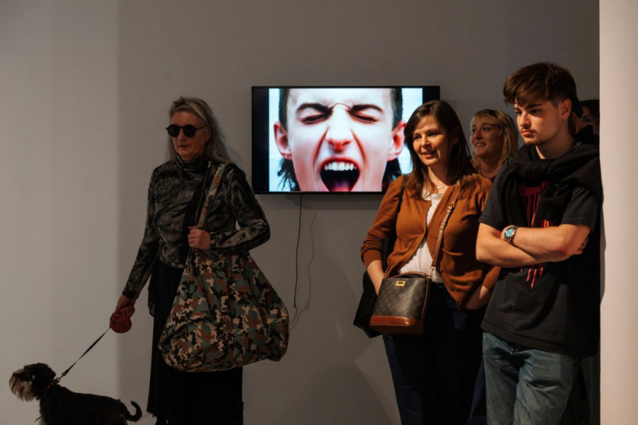 Umetnik u ulozi di-džeja: Na neobičan način otvorena Izložba „Less Sound(less)“ Dragana Vojvodića (FOTO)