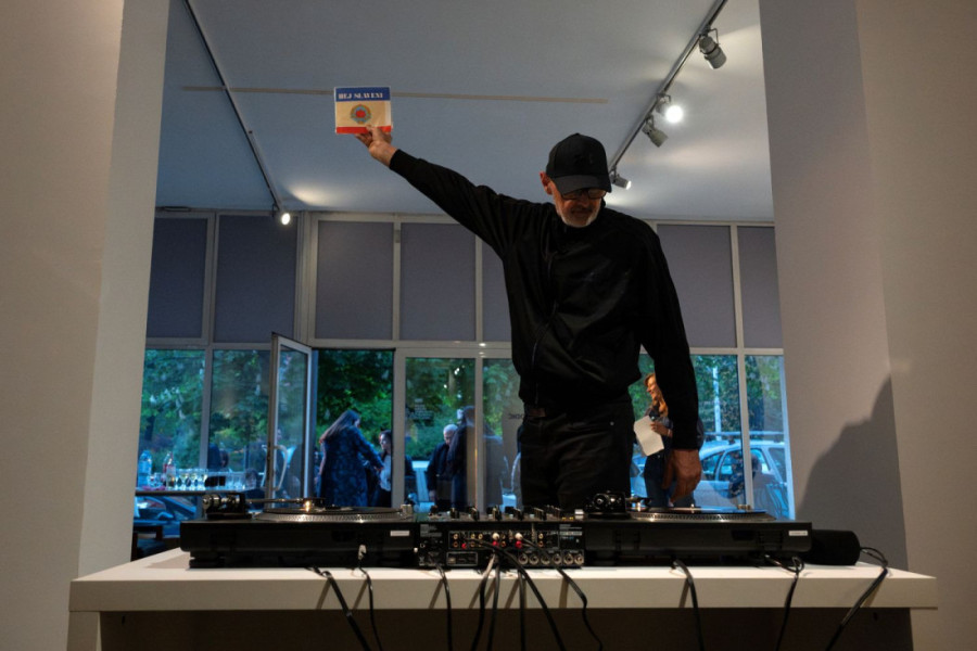 Umetnik u ulozi di-džeja: Na neobičan način otvorena Izložba „Less Sound(less)“ Dragana Vojvodića (FOTO)