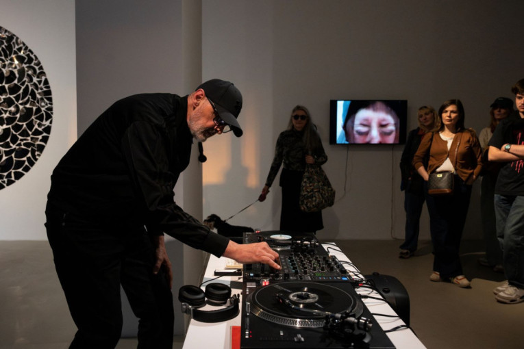 Umetnik u ulozi di-džeja: Na neobičan način otvorena Izložba „Less Sound(less)“ Dragana Vojvodića (FOTO)