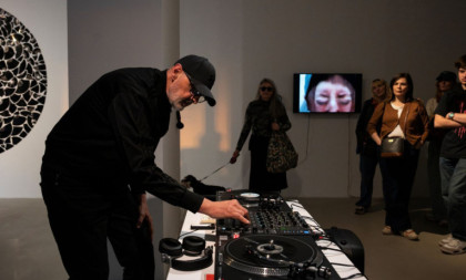 Umetnik u ulozi di-džeja: Na neobičan način otvorena Izložba „Less Sound(less)“ Dragana Vojvodića (FOTO)