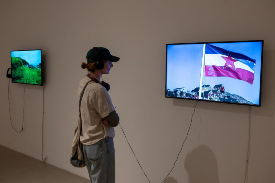 Umetnik u ulozi di-džeja: Na neobičan način otvorena Izložba „Less Sound(less)“ Dragana Vojvodića (FOTO)