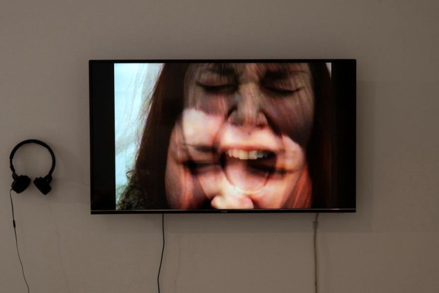 Umetnik u ulozi di-džeja: Na neobičan način otvorena Izložba „Less Sound(less)“ Dragana Vojvodića (FOTO)