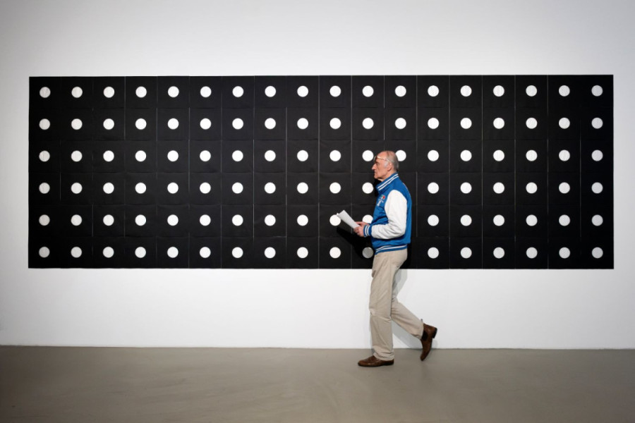 Umetnik u ulozi di-džeja: Na neobičan način otvorena Izložba „Less Sound(less)“ Dragana Vojvodića (FOTO)