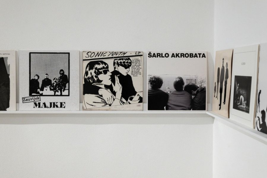 Umetnik u ulozi di-džeja: Na neobičan način otvorena Izložba „Less Sound(less)“ Dragana Vojvodića (FOTO)