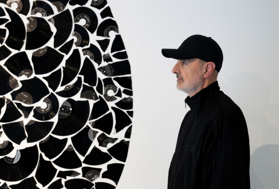 Umetnik u ulozi di-džeja: Na neobičan način otvorena Izložba „Less Sound(less)“ Dragana Vojvodića (FOTO)