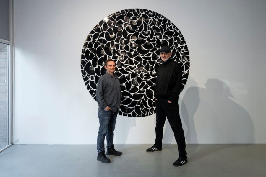 Umetnik u ulozi di-džeja: Na neobičan način otvorena Izložba „Less Sound(less)“ Dragana Vojvodića (FOTO)