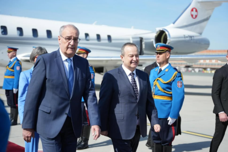 Predsednik Švajcarske doputovao u Beograd, na aerodromu ga dočekao Dačić