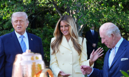 Melanija Tramp u izdanju o kom bruji svet: Njeno žuto odelo je ukralo svu pažnju tokom kraljevskog protokola (FOTO)