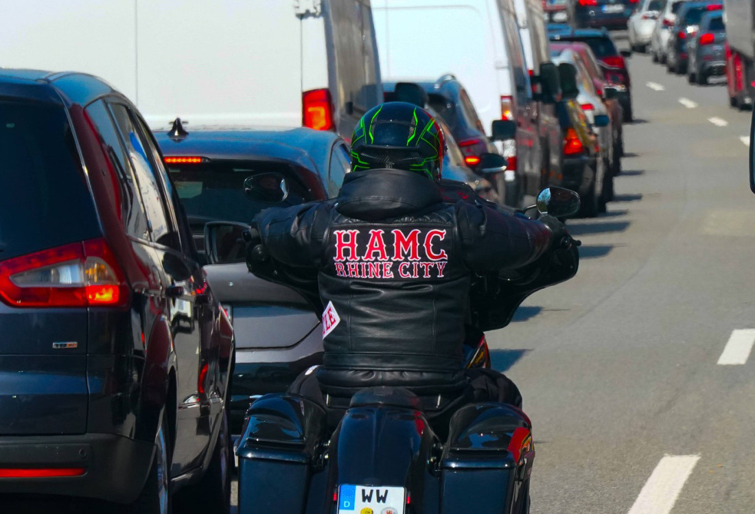 Racije u 50 objekata, 1.200 policajaca, psi i oklopna vozila! Policija razbija "Anđele pakla" (FOTO)