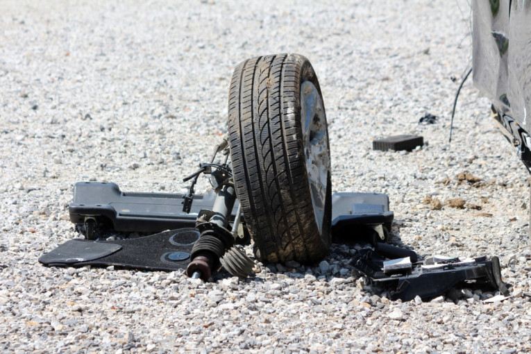 Udes ispred Pančevačkog mosta: Automobilu otpao točak