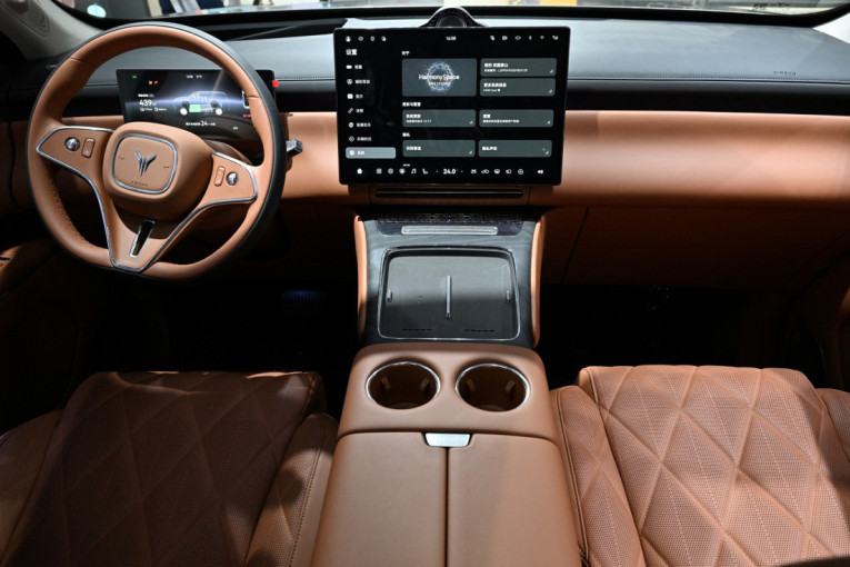 Napravio je totalni haos na tržištu za samo 20 sati: Kineski SUV ima i sedišta koja se pretvaraju u krevet (FOTO)