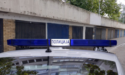 Telo muškarca pronađeno ispred garaže u Beogradu: Sumnja se da je ubijen!