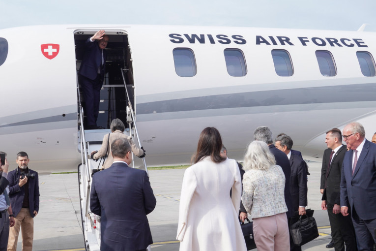 Tamara Vučić i Dačić ispratili Parmelana i njegovu suprugu na aerodromu Nikola Tesla! (FOTO)