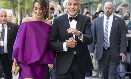 Pojavili se zajedno i zapalili crveni tepih: Njen stajling ostavio u senci čak i slavnog glumca (FOTO)