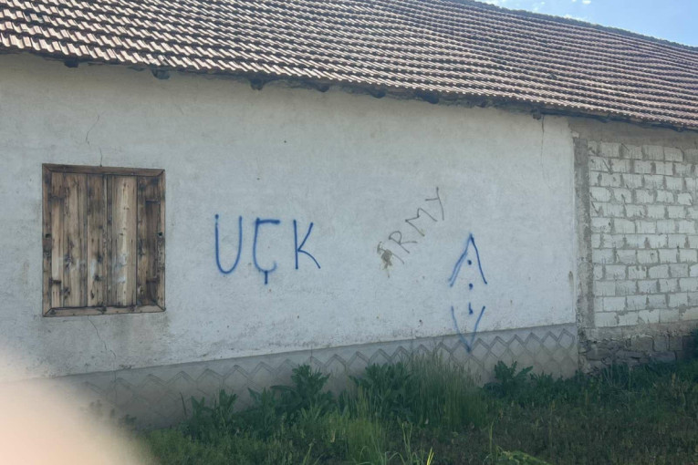 Ima li kraja Kurtijevom teroru? Na kući porodice Jovanović u selu Mogila ispisani grafiti "UČK"