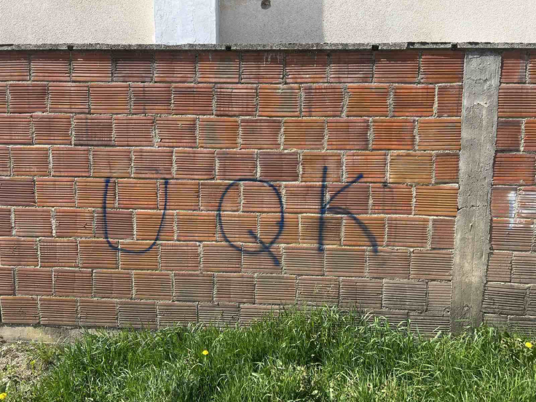 Ima li kraja Kurtijevom teroru? Na kući porodice Jovanović u selu Mogila ispisani grafiti "UČK"