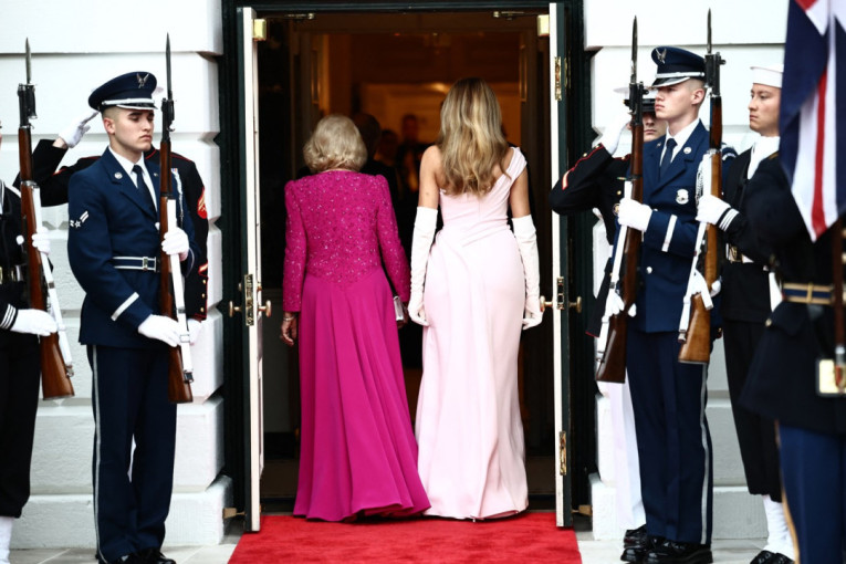Svi pogledi su ponovo bili uprti u Melaniju Tramp: Ovog puta je izbor pao na roze haljinu (FOTO)