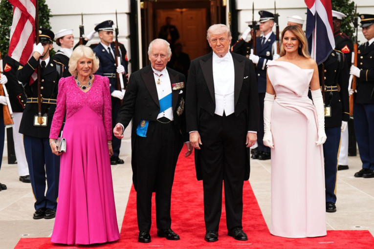 Svi pogledi su ponovo bili uprti u Melaniju Tramp: Ovog puta je izbor pao na roze haljinu (FOTO)