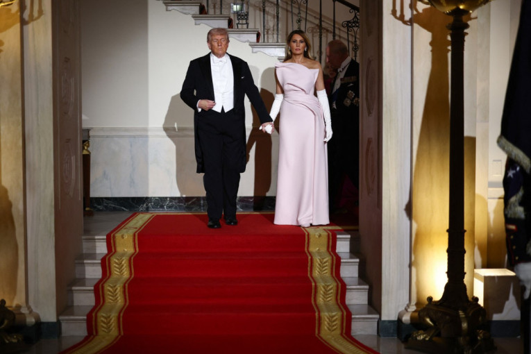 Svi pogledi su ponovo bili uprti u Melaniju Tramp: Ovog puta je izbor pao na roze haljinu (FOTO)