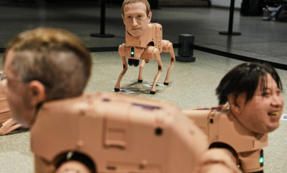 Prizor koji je zasmejao milione: Roboti psi sa glavama Bezosa, Maska, Zakerberga i Kim Džong Una šetaju po muzeju (VIDEO/FOTO)