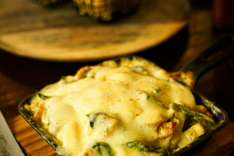 Recept dana: Zapečena piletina sa zeljem i sirom, jednostavan obrok koji se topi u ustima