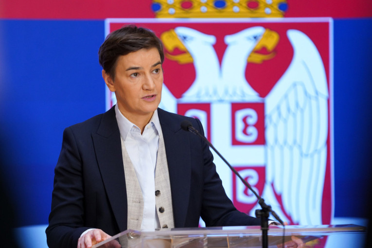 Brnabić o transparentu sa prozora Skupštine: Zamislite kako bi izgledao parlament ako bi svako odlučio da kači svoj prljav veš