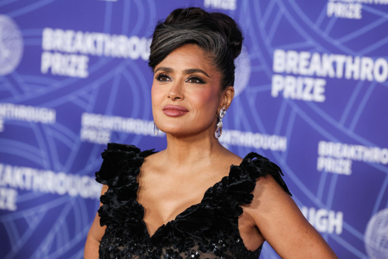 Lakše bih podnela da sam bila potpuno gola u krevetu sa drugom ženom: Salma Hajek o najgoroj ulozi (VIDEO)