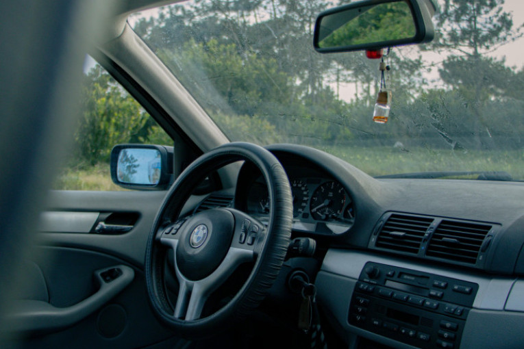 Vozači u panici pred leto: Slabija klima u kolima kao indikator skrivenih problema