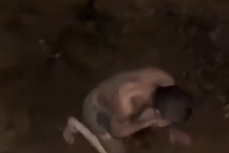 Ruski vojnik nateran da jede zemlju u "jami za mučenje", komandant se iživljava nad njim: "Ti si pas, hajde, puzi" (VIDEO)