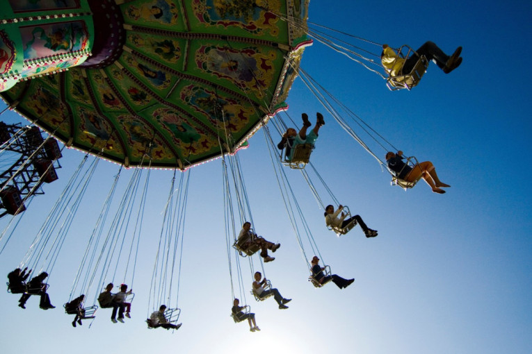 Horor na visini od 60 metara! Ringišpil iznenada stao, ljudi visili i vrištali dok ih nisu spustili (VIDEO)