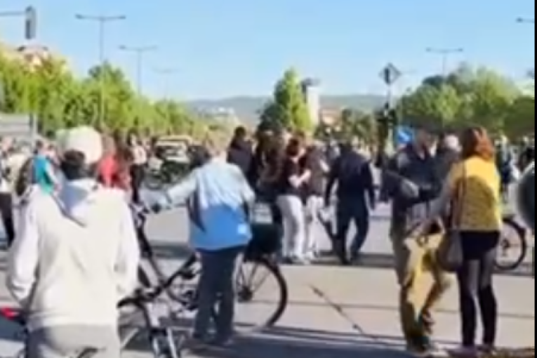 Opšta makljaža: Blokaderi nasrnuli na članove SNS u Novom Sadu (VIDEO)