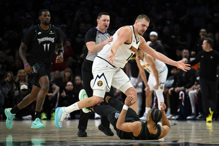 Jokić totalno izgubio živce: Potukao se sa pola Minesote, saigrači ga ostavili na cedilu (VIDEO)
