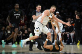 Jokić totalno izgubio živce: Potukao se sa pola Minesote, saigrači ga ostavili na cedilu (VIDEO)