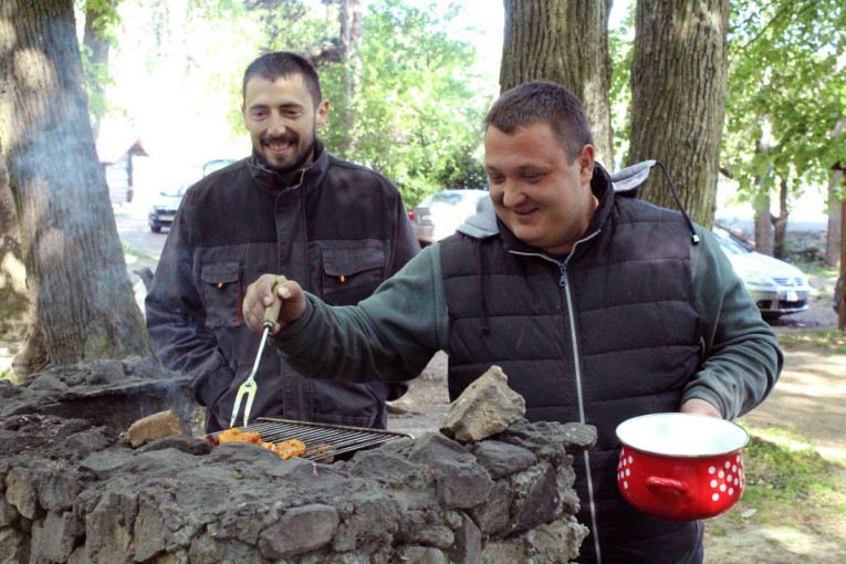 Fruška gora puna kao oko: Novosađani okupirali izletišta (FOTO)