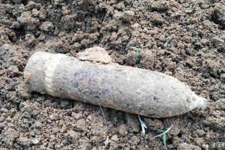 Granata izorana u vinogradu kod Jagodine, meštani uznemireni (FOTO)