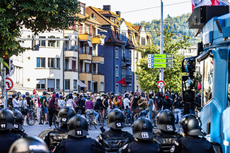 Cirih za 1. maj: Antifa izazvala nerede, policija koristila suzavac i gumene metke
