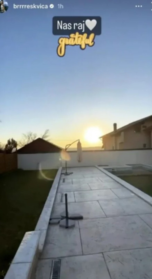 Bazen, zalazak sunca i nestvaran pogled! Breskvica je nedavno raskinula vezu, a ovde je nekad uživala sa zgodnim policajcem