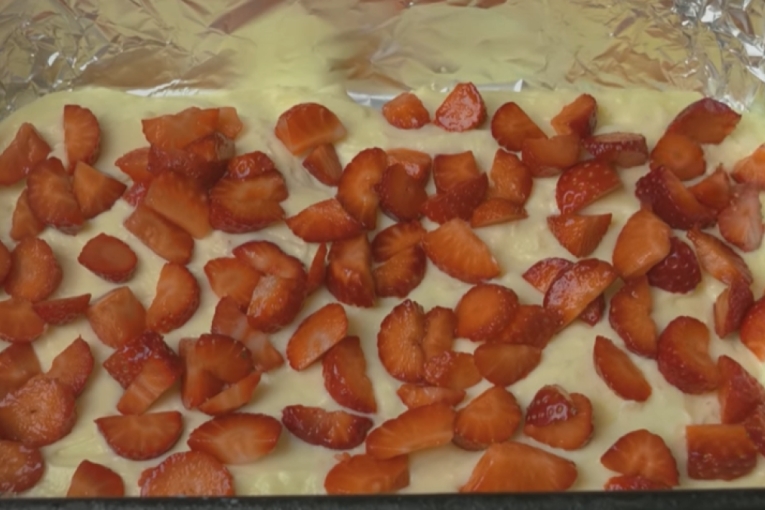 Recept dana: Kremasta torta sa jagodama i keksom se ne peče i uspeva i početnicima u kuhunji