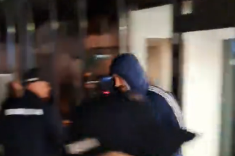 Pojavio se i novi snimak: Kalinić sa kapuljačom na glavi izašao iz dvorane, pogledajte reakciju navijača Zlatibora (VIDEO)