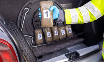 Na prelazu Bajakovo pronađeno više od 13 kilograma kokaina! Paketi naslagani u privatnom autu britanskih registskih tablica