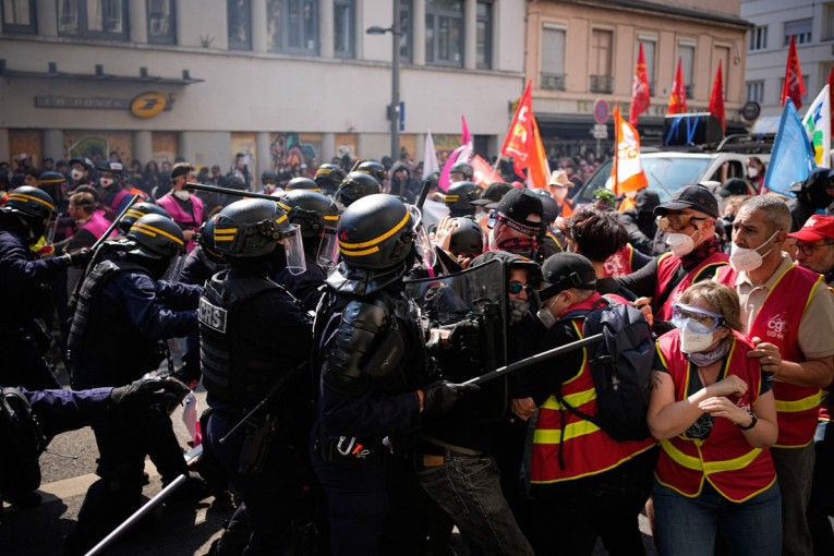 Policija na demonstrante mecima, suzavacem, topovima i bombama: Krvavi Prvi maj u Evropi