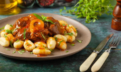 Recept dana: Savršena sočna junetina sa njokama u sosu, ukus tradicije na tanjiru