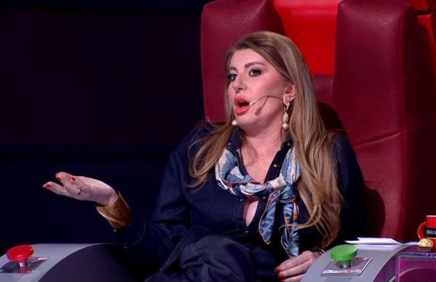 Jana Todorović pevala nad tanjirom prepunim para: Pevačicu obasipali evrima!  (VIDEO)