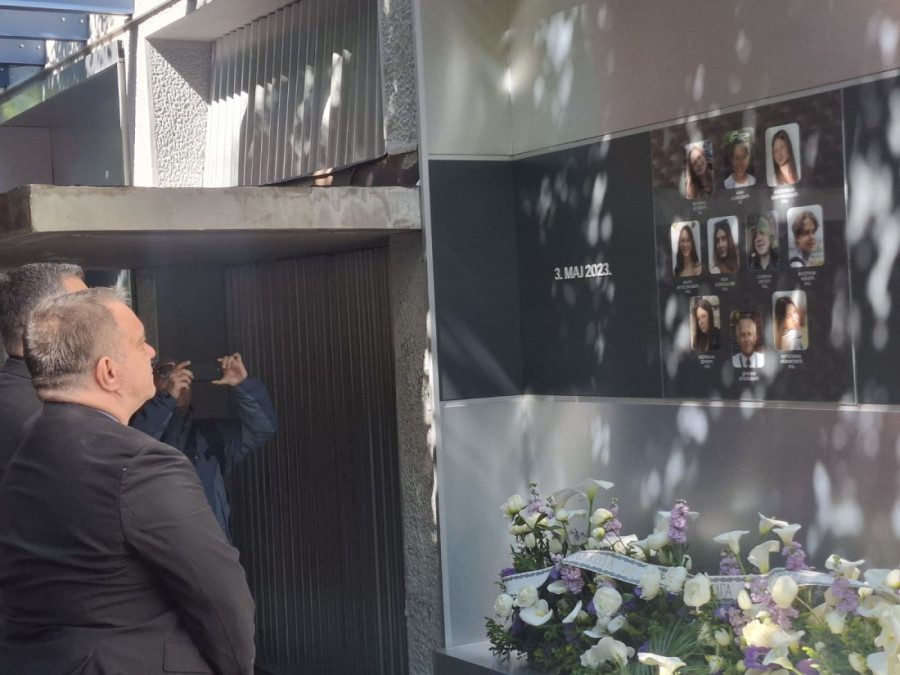 Godišnjica zločina u OŠ "Vladislav Ribnikar": Građani odaju poštu, drugari ostavili potresne poruke i cveće (FOTO/VIDEO)